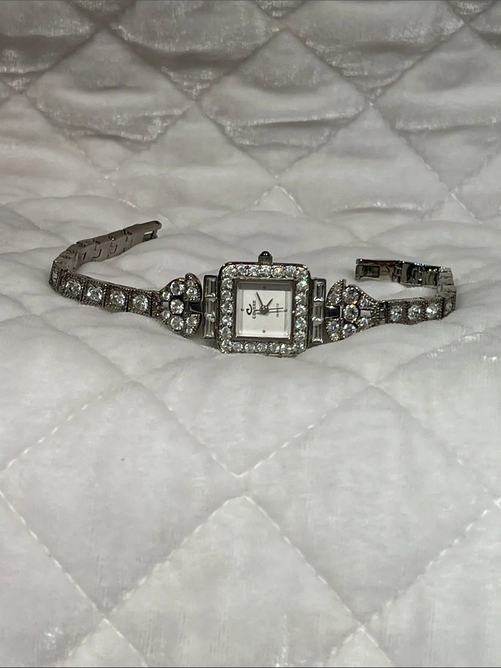 Vintage cache watch  Silvertone with rhinestones